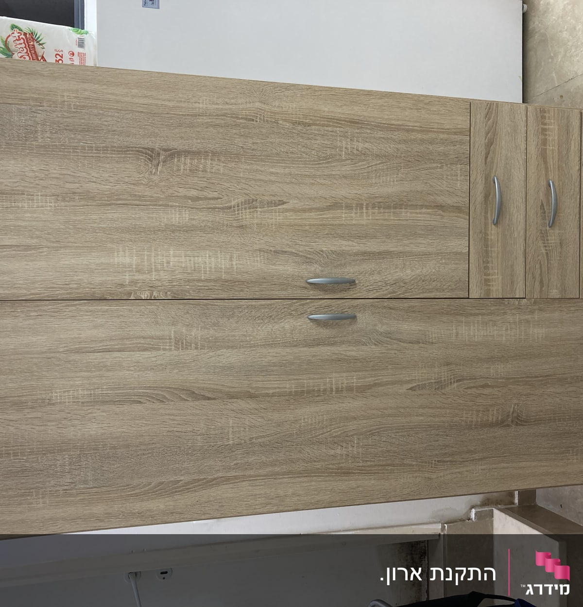 ארון עץ עם ידיות מתכת